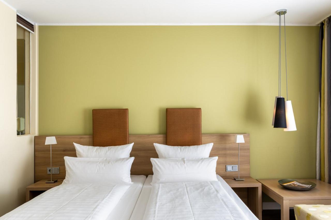 Hotel Am Schlosspark Garni Husum  Exterior photo